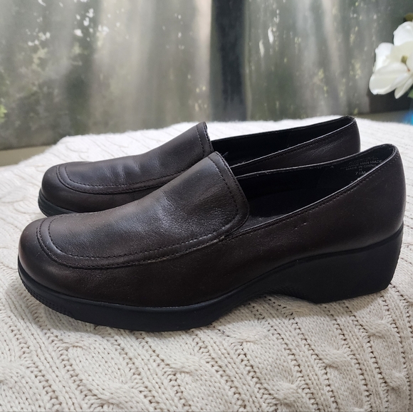 Easy Spirit Women's Dark Brown Loafers - Picture 1 of 9